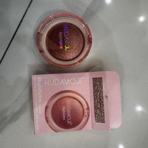 Highlighter Huda peach Jam Shade